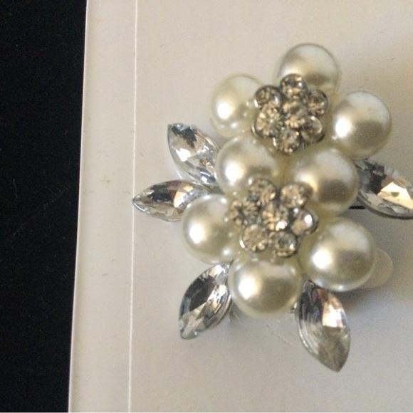 Ear Secrets Faux Pearl/Crystal Brooch - Picture 2 of 3